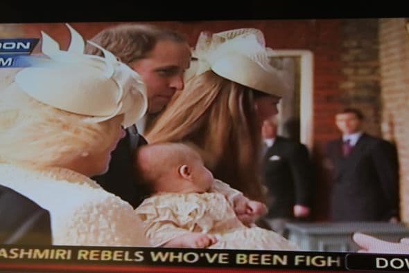 El principito George llegó con sus padres, Príncipe William y Catherine, Duquesa de Cambridge, para su bautizo en St. James's Palace este 23 de octubre de 2013. El bebe tenía un traje elaborado en satín, réplica de uno que se usó para el bautizo de la hija mayor de la Reina Victoria en 1841. Estaban presentes, entre otros, la Reina Isabel y el príncipe Felipe. El Arzobispo de Canterbury, Most Rev. Justin Welby, recibió a los visitantes a la entrada de la iglesia. El bebé tendrá siete padrinos, entre ellos Zara Tindall, hija de la princesa Ana; Oliver Baker, amigo de la universidad de William y Catherine; Emilia Jardine-Paterson, que fue a la escuela con Catherine, y William van Cutsem, amigo de la infancia de William.