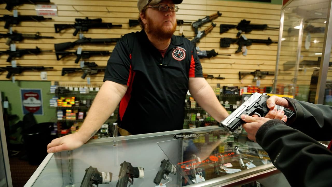 Dinero y estatus atraen a jóvenes de EEUU al negocio ilegal de armas