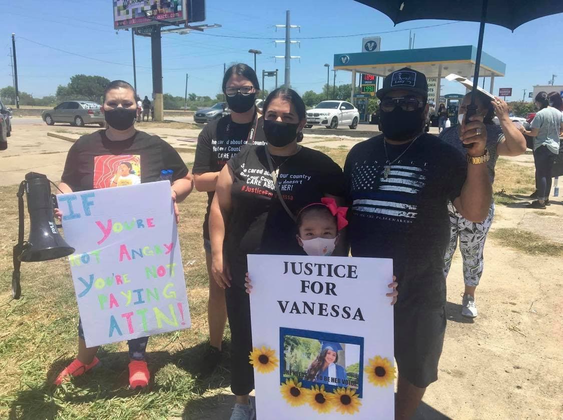 <b><a href="https://www.univision.com/local/san-antonio-kwex/caravana-de-2-000-mil-personas-llena-las-calles-de-san-antonio-para-exigir-justicia-para-vanessa-guillen-fotos">Otras ciudades en Texas</a></b> también han realizado caravanas en honor a Vanessa Guillén.