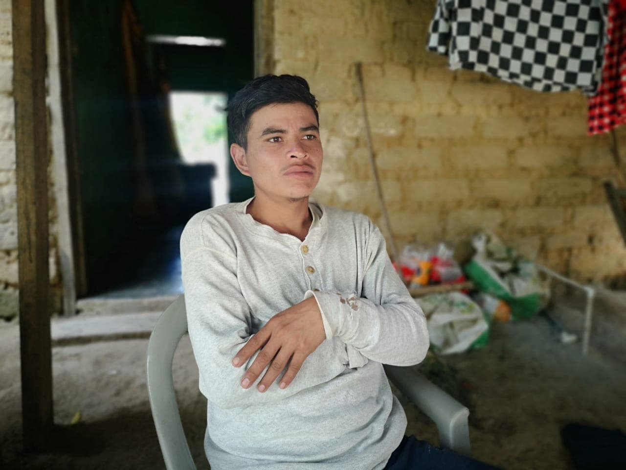 “Yo reflexiono en irme porque no hay trabajo, no hay nada aquí. Cualquiera se decepciona pues tantas cosas que hay que darle a la familia y no puedo dárselas”, dice Dennis Flores, de 25 años de edad. “Tengo mi padre, mi niña, mi esposa y no tengo casa. Tenemos terreno pero no dinero para trabajar”.