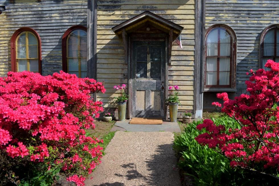 “La Casa en la Colina Embrujada,” “La Casa al Final de la Calle,” son alguno de los nombres que le han dado al Gustav Mayer House, una mansión histórica construida en 1855 por un comandante de la milicia de Nueva York David Ryers.