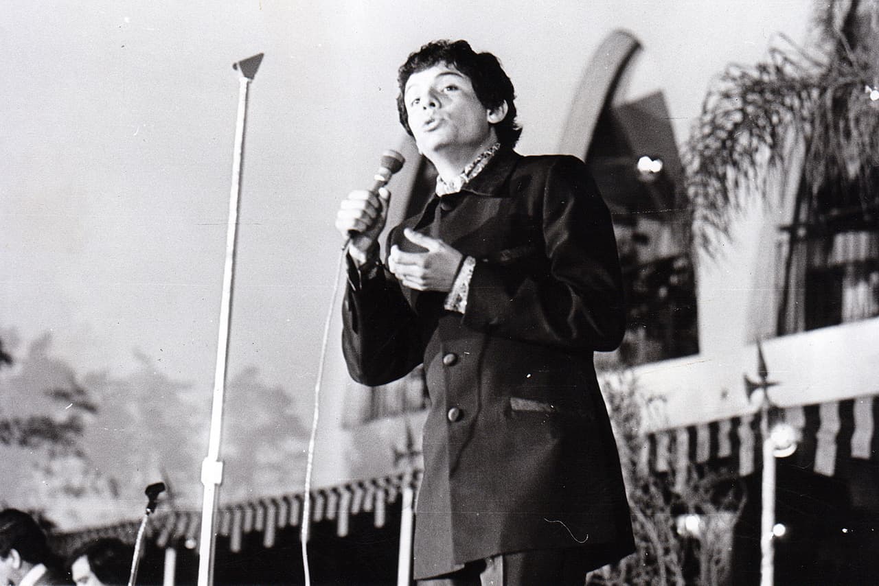 Este viernes 4 de octubre, el matutino mexicano 'Venga la alegría' informó que las regalías del cantante en YouTube para el último trimestre fueron de
<b><a href="https://www.univision.com/shows/el-gordo-y-la-flaca/hijo-de-jose-jose-afirma-que-hay-mucho-que-resolver-con-sus-hermanas-despues-del-entierro-de-su-padre-video" target="_blank">300 mil dólares</a></b>.