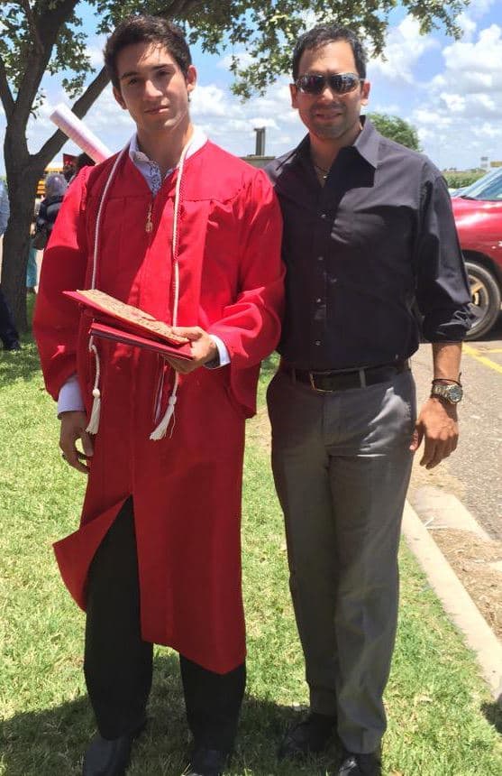 El cantante estadounidense de Tex Mex Bobby Pulido mide 1.70, mientras que el mayor de sus tres hijos, Remy, mide 5' 11''/ 1.80 m.