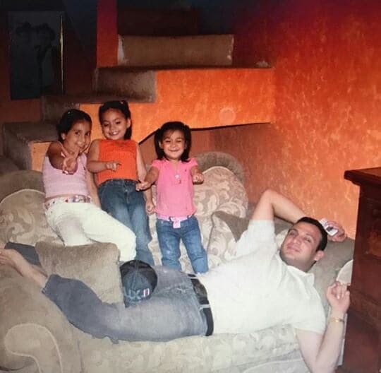 Las pequeñas ahora ya son todas unas señoritas, pero no olvidan los momentos alegres que pasaron junto a su querido 'Apá'.