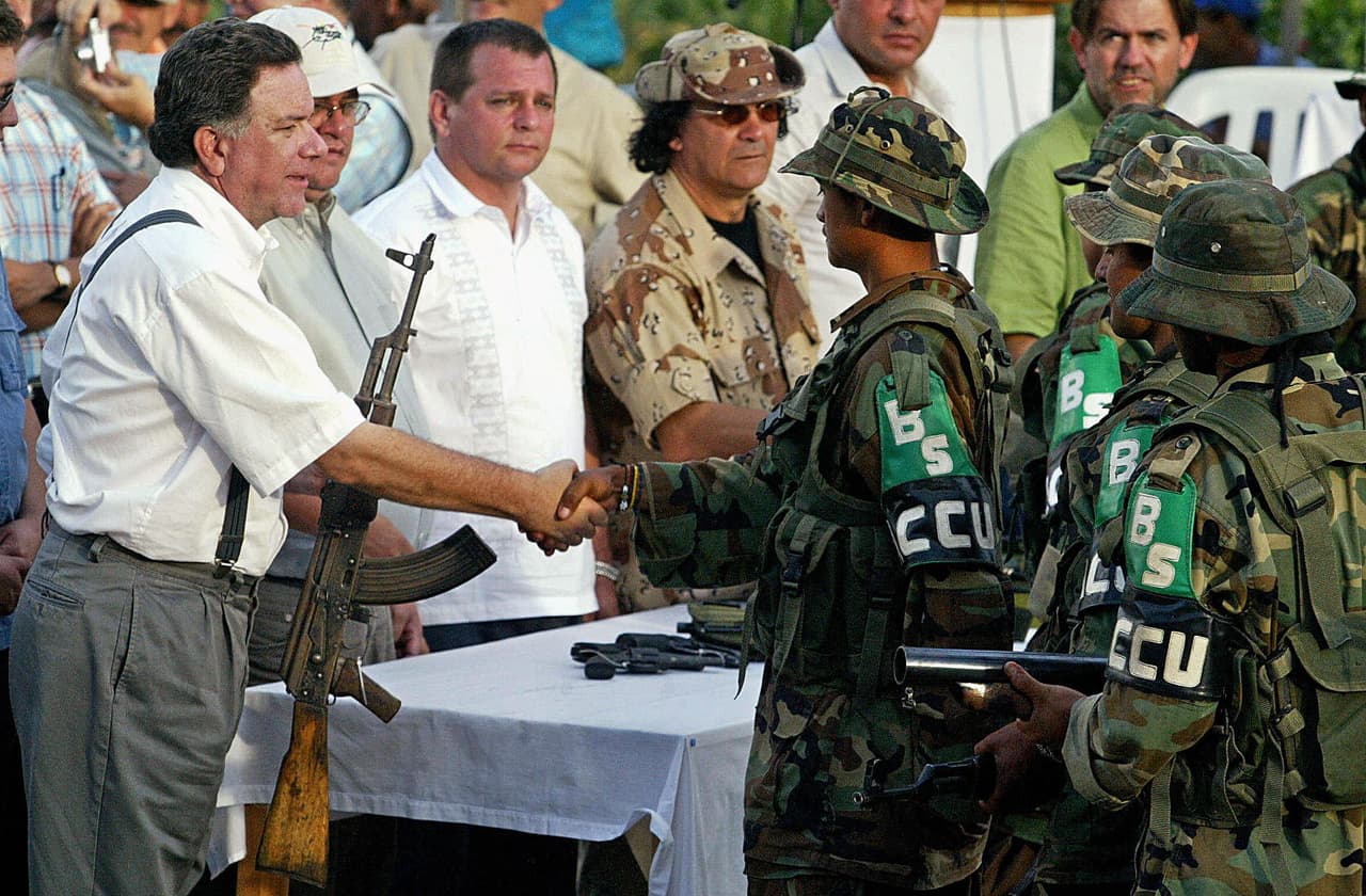 Una imagen de 2005, cuando Luis Carlos Restrepo, representante del gobierno colombiano, acordó la desmobilización con unidades paramilitares en Ciudad Bolivar.