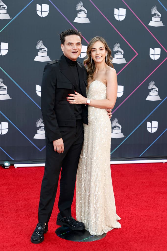 <b>Silvestre Dangond y Pieri Avendaño</b> 
<br>El ganador del Latin GRAMMY 2021 a Mejor Álbum de Cumbia/Vallenato por su disco ‘Las Locuras Mías’, desfiló en la alfombra roja del brazo de su esposa.