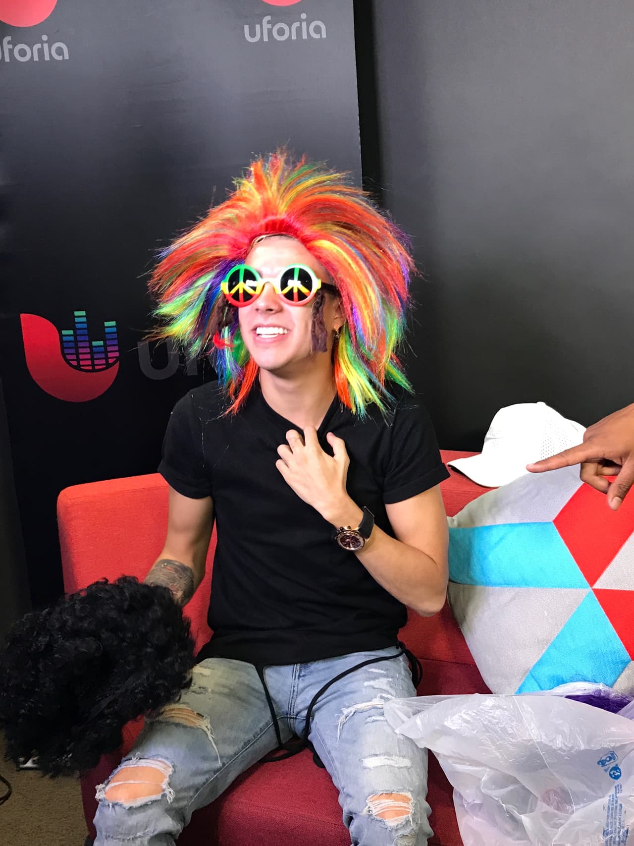 Así se divierte Mario Bautista durante sus entrevistas.