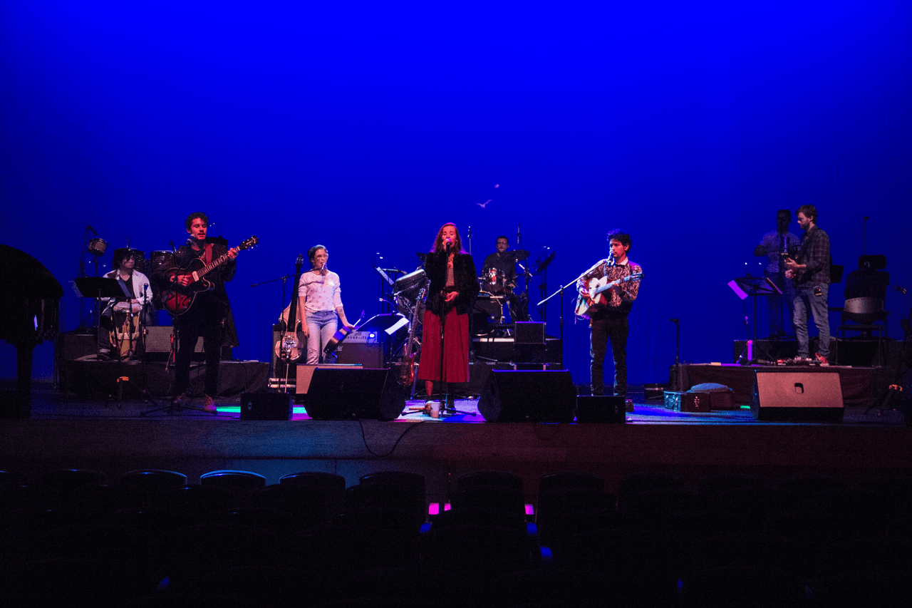 Monsieur Periné probó sonido con varias de sus más recientes canciones