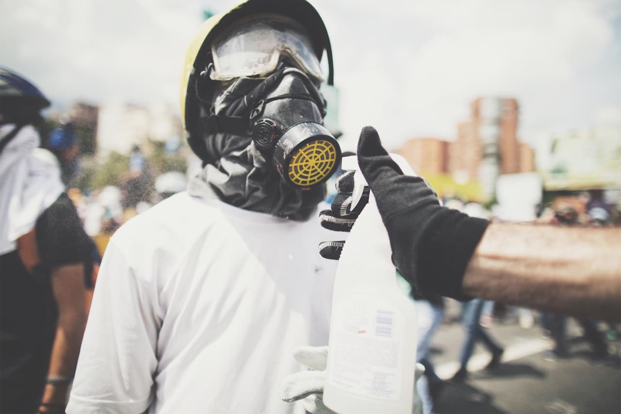 Máscaras antigases, cascos y escudos. Con ese equipamiento salen a la calle los opositores a manifestar su oposición al gobierno de Nicolás Maduro y para contrarrestar los efectos de la represión que ha caracterizado las protestas del último mes.