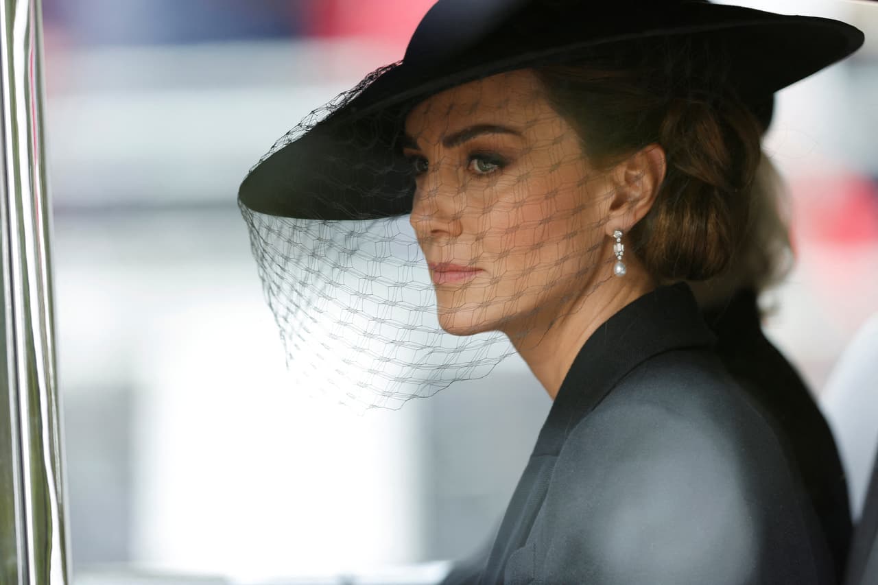 Kate Middletton también fue fotografiada con un par de aretes que también pertenecieron a la reina Isabel II.