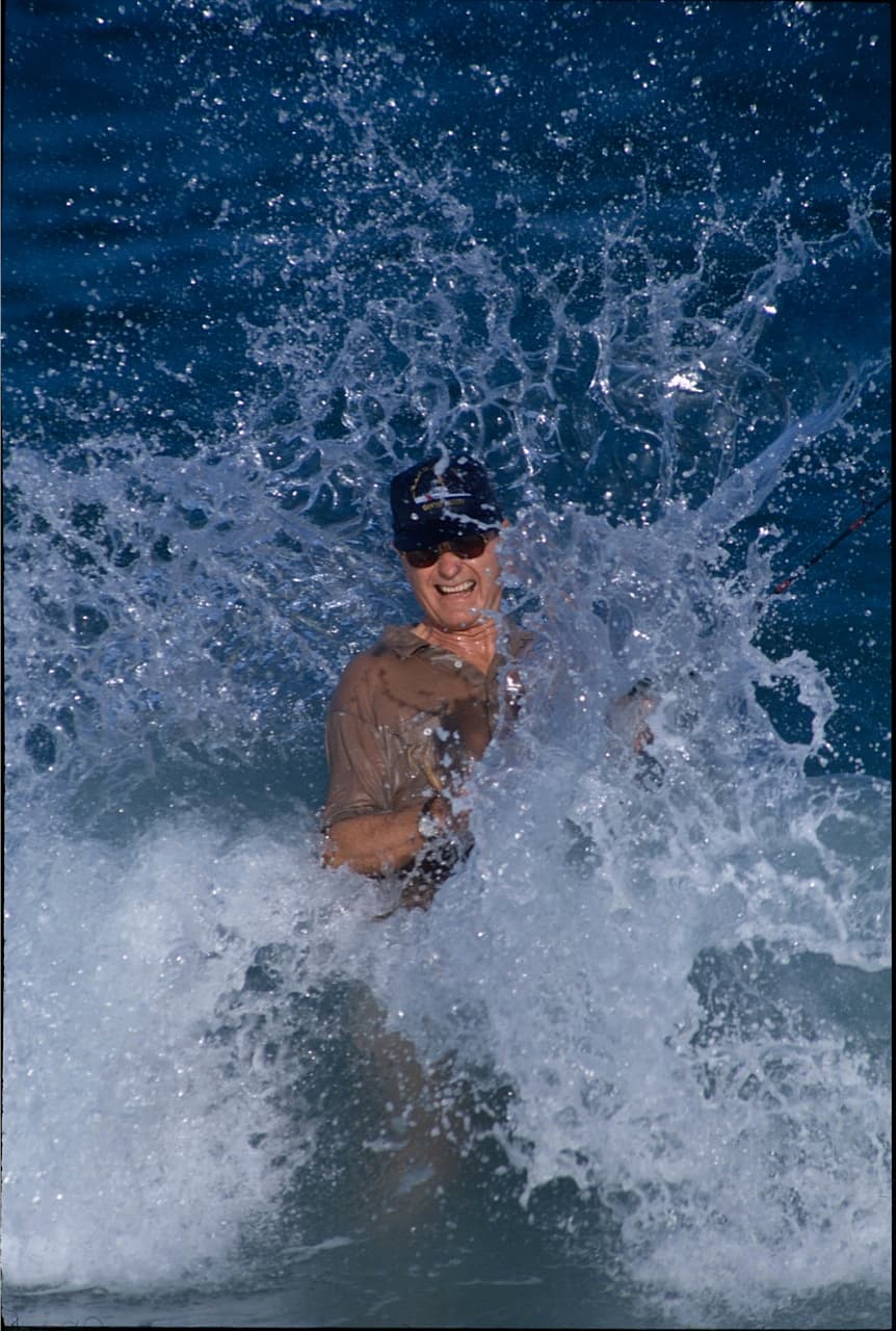 <b>George Bush padre practicando 'bump fishing'</b> (una forma de pesca), días después de ganar las elecciones presidenciales de 1989. Después de la victoria, el entonces vicepresidente de Ronald Reagan se fue Palm Beach, Florida, a casa de unos amigos.