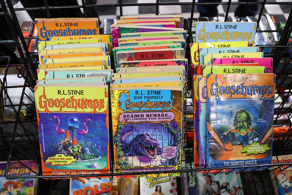 Los clásicos libros de Goosebumps brillan en LA Comic Con 2025: las inconfundibles portadas de R.L. Stine despiertan nostalgia. Estos terroríficos relatos juveniles siguen conquistando nuevas generaciones de lectores.