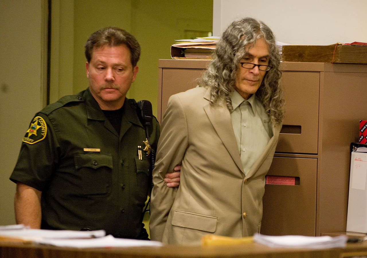 <b>Rodney James Alcalá.</b> Entre 1977 y 1979, Alcalá aterrorizó a las mujeres de California. De acuerdo con los fiscales que llevaron su caso, este convicto acechaba a las mujeres y se quedaba con sus aretes como forma de trofeo cuando las asesinaba. En el 2010 fue condenado a la pena de muerte por cinco homicidios cometidos en California. En el 2013 recibió otra cadena perpetua adicional tras declararse culpable de otros dos homicidios en Nueva York. Los investigadores creen que el verdadero número de víctimas de Alcalá jamás será conocido.