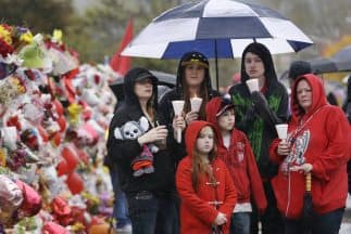 Alumnos de Marysville regresan a clases tras mortal tiroteo.