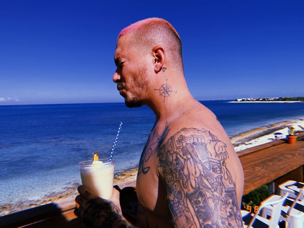 En su brazo izquierdo exhibe un enorme collage que es "una mezcla loca", que incluye un billete de a dólar, una mujer, un micrófono y varias cartas de póker, entre otras cosas.