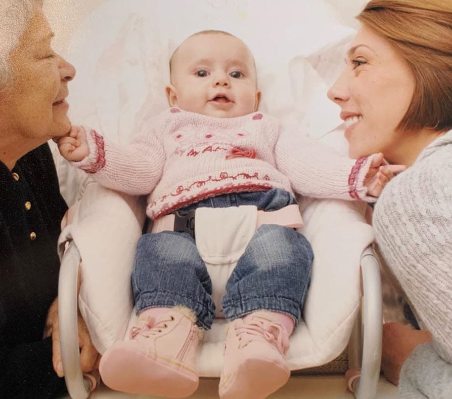 "Yo fui criada por un danés", narró, "y mi mamá 
<b><a href="https://www.univision.com/famosos/el-sorprendente-regalo-de-cumpleanos-que-cynthia-klitbo-le-dio-a-su-hija-y-que-pocos-podrian-conseguir-video" target="_blank">tampoco fue mucho de andar abrazándonos</a></b>".
<br>