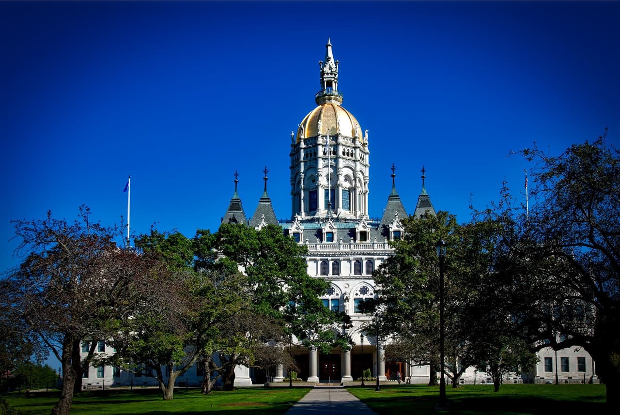 <b>Hartford, CT.</b> El recorrido de 120 millas hacia la capital de Connecticut ofrece muchas opciones para un día. Esta ciudad ofrece una gran variedad de atracciones históricas sobre todo para los amantes de la literatura donde destaca la Casa y Museo donde el escritor Mark Twain escribió varias de sus grandes novelas. Si este tipo de recorridos no es de tu interés podrías optar por conocer sus campos de golf.