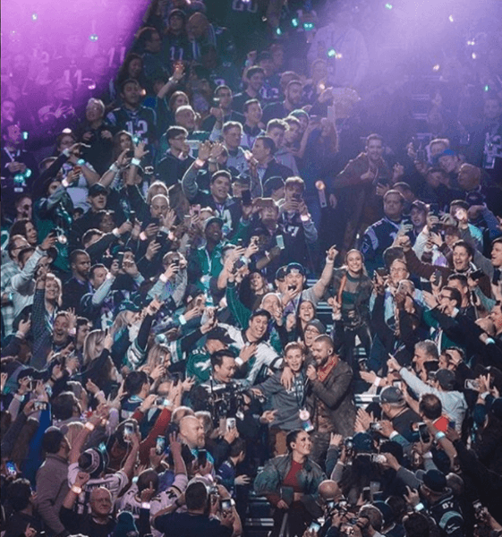 Ahora bautizado como el 'selfie kid', ha participado de varios espectáculos televisivos y sigue acumulando seguidores en sus redes sociales, donde presume sus fotos con celebridades.