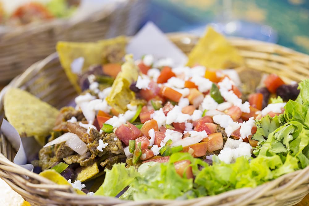 Exquisitos nachos. Papá se merece que las botanas tradicionales no falten en mesa, así que prepera unos nachos. Los ingredientes son: 1 bolsa grande de totopos, 300 gramos de sirloin, 1 cebolla pequeña y picada, 1 chile jalapeño, sin semillas y picado, 1 1/2 cucharaditas de chile en polvo oscuro, 2 dientes de ajo, picados,1 lata de frijoles negros y refritos y para dar más sabor 1 1/2 de comino molido.