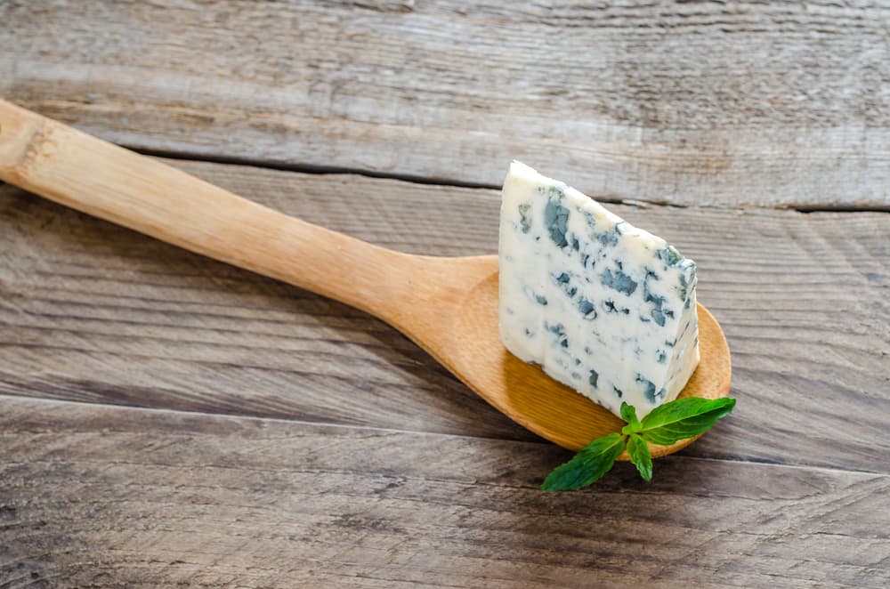 Además de 120 gr de queso cheddar rallado, 1/2 taza de crema agria y 2 cebollas verdes en rodajas finas, también incluye los tallos. La preparación consiste en hornear las papas alrededor de una hora a 200 grados C, para que las cáscaras queden bien adheridas.