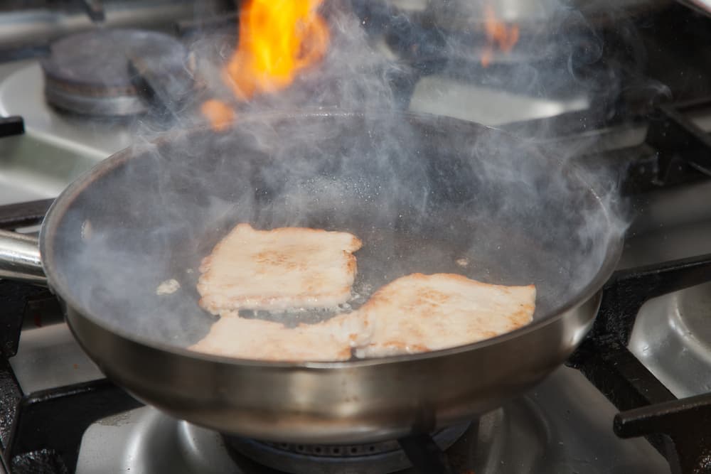 Calienta un sartén a fuego medio-alto y añade el aceite, el ajo, la cebolla y los pimientos y saltea 2 minutos, luego agrega la carne. Sazona con sal, polvo de chile, el comino y pimienta. Cocina durante 5 minutos. Después retírala del fuego y córtala en trozos pequeños.