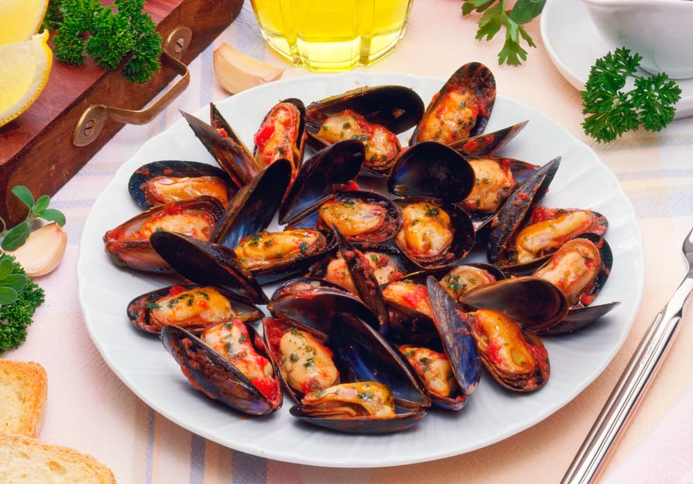 Mejillones con chorizo. Si quieres que el festejo tenga un toque fresco y con sabores directos del mar, estos mejillones te conseguirán grandes elogios. Lo "picosito" de la receta se lo otorgan el chile jalapeño mezclado con el vino blanco y el chorizo.
