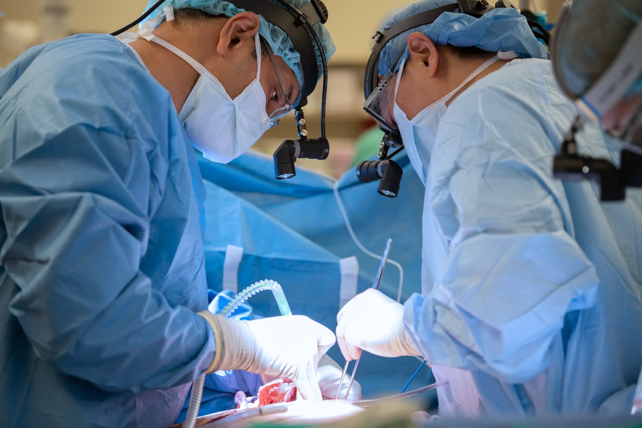 "El covid-19 había causado un daño permanente a los pulmones de Renato; se estaba quedando sin opciones y sin tiempo", dice Ankit Bharat, MD, jefe de cirugía torácica y director quirúrgico del Programa de Trasplante de Pulmón de Northwestern Medicine, quien realizó el procedimiento.
<br>
<br>