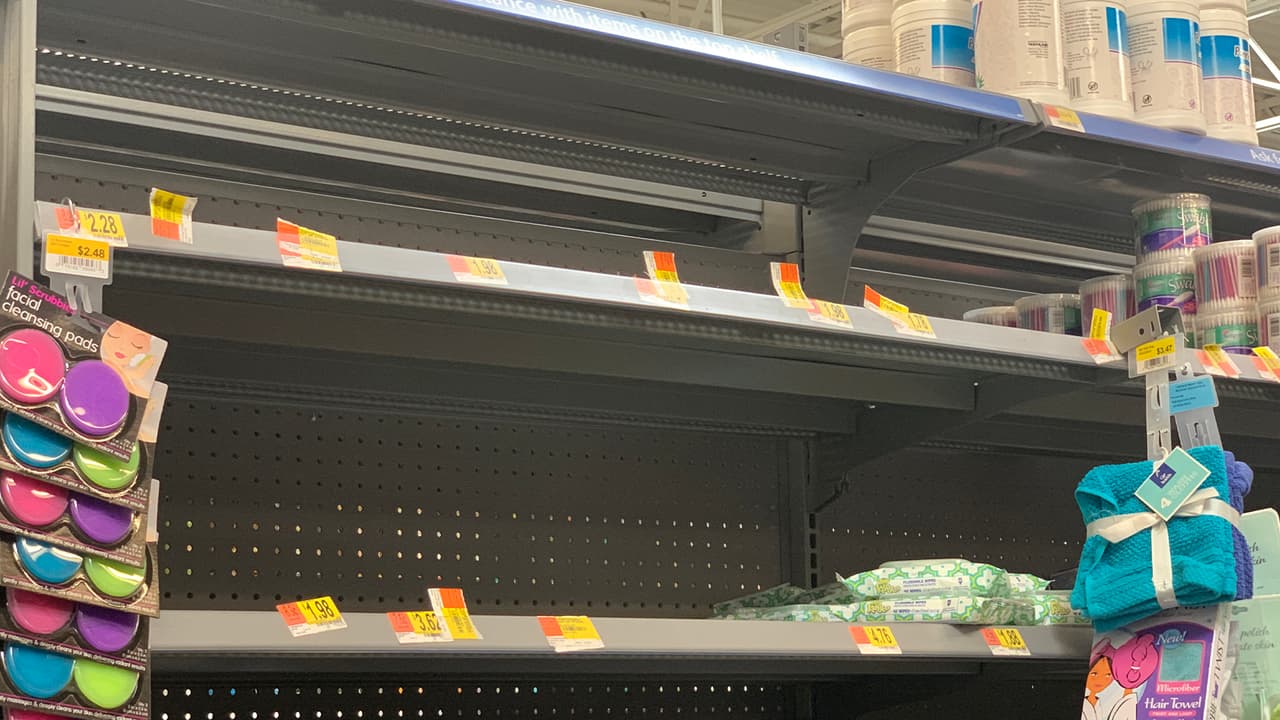 Las toallitas húmedas y desinfectantes están entre los productos que se terminan rápido en supermercados como este.