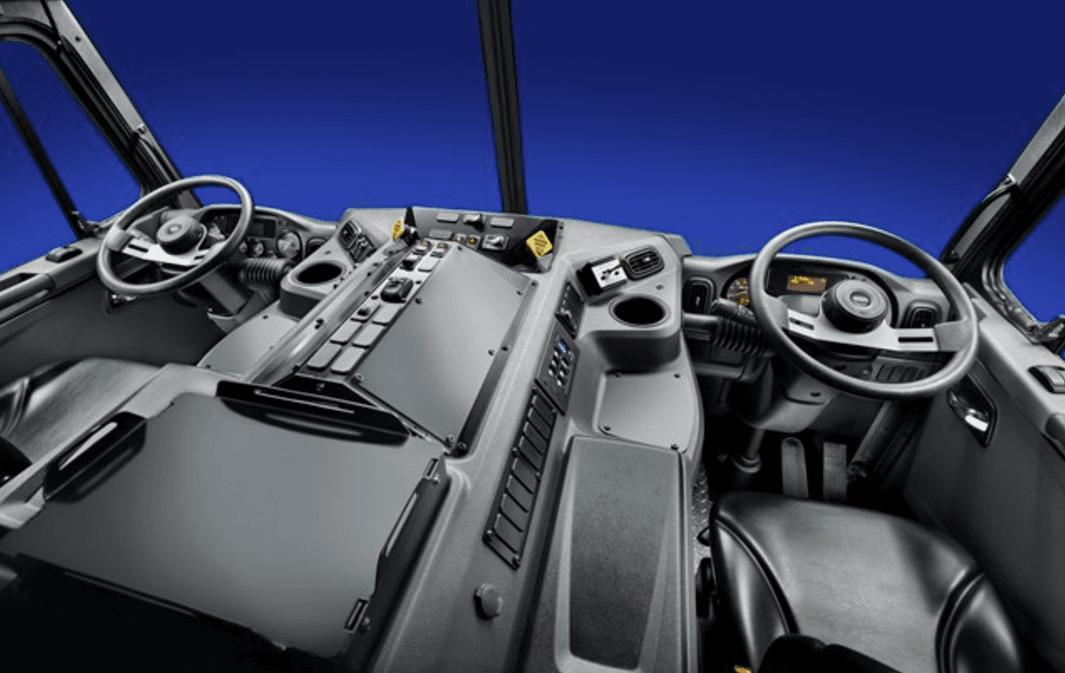 La cabina dual del Peterbuilt 520 cuenta con dos estaciones de trabajo idénticas que permite a dos conductores controlar el camión desde su lado derecho o desde el izquierdo sin detener la operación del mismo. Cada lado incluye controles del sistema de audio, freno de mano y de los controles climáticos de la cabina.