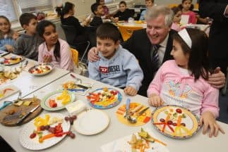 “Los niños deben alimentarse con una porción adecuada de proteína, carbohidrato y grasa para que sea un alimento balanceado para su salud”, comentó.