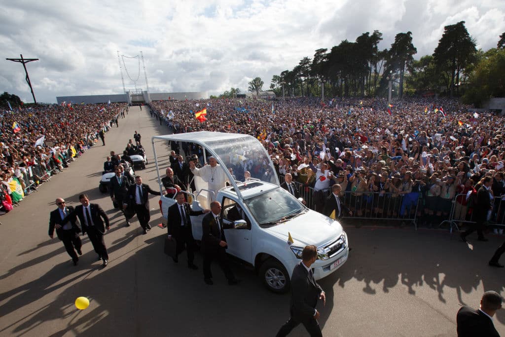 Durante la procesión que abrió la ceremonia, las reliquias de Francisco y Jacinta, que murieron con 9 y 10 años, se colocaron junto al altar con la imagen de la Virgen.