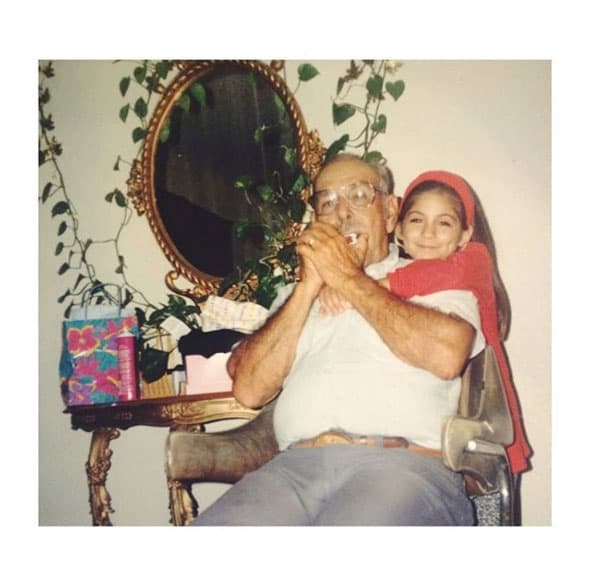 Y dicen que los abuelitos son como nuestros padres, por eso 
<b><a href="http://www.univision.com/temas/ana-brenda-contreras" target="_blank">Ana Brenda Contreras</a></b> compartió esta tierna foto. ¿Cuál famoso se parece más a sus papás?