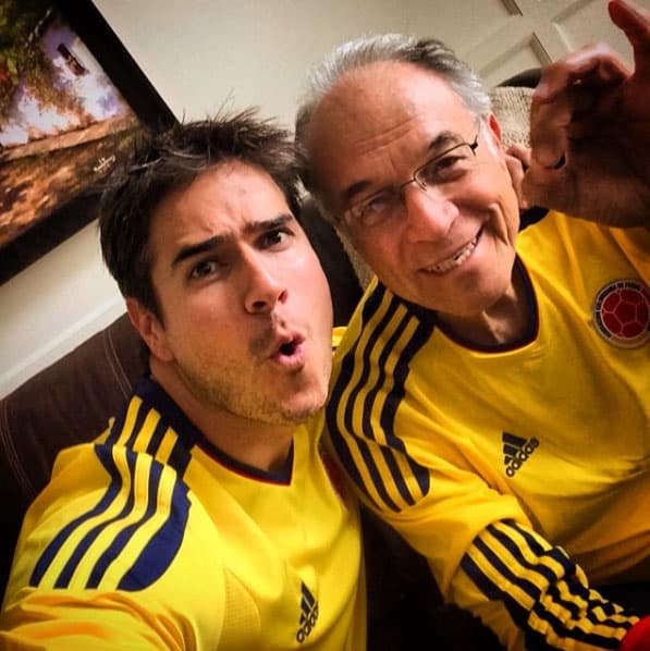 Apasionados del fútbol, así son 
<b><a href="http://www.univision.com/temas/daniel-arenas" target="_blank">Daniel Arenas</a></b> y su papá, quienes no pierden la oportunidad de apoyar a la selección de Colombia cada vez que juega.