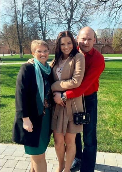 La guapa 
<b><a href="http://www.univision.com/temas/irina-baeva" target="_blank">Irina Baeva</a></b> nos presumió la linda relación que tiene con sus padres.