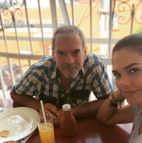 El papá de 
<b><a href="http://www.univision.com/temas/livia-brito" target="_blank">Livia Brito</a></b> también es actor, ¿crees que se parecen? Ellos trabajaron juntos en la telenovela 'De que te quiero, te quiero' y en la serie 'La Piloto'.