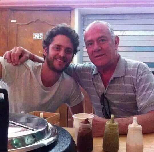 El galán 
<b><a href="http://www.univision.com/temas/christopher-uckermann" target="_blank">Christopher Uckermann</a></b> disfrutó una rica comida con la mejor compañía, su padre.