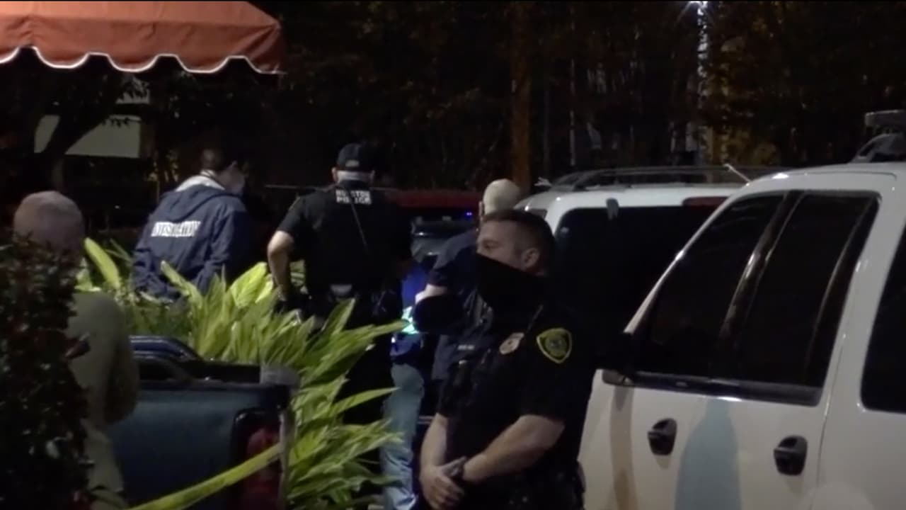 Encuentran a pareja muerta de un tiro en la cabeza dentro de un carro en el oeste de Houston