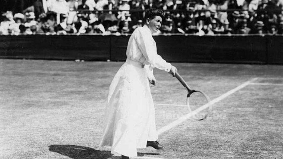 <b>Charlotte Cooper, 1900</b>
<br>Fue una tenista profesional y la primera mujer en ganar un título olimpico, porque aún no se entregaban medallas. Ganó cinco veces el torneo de Wimbledon.