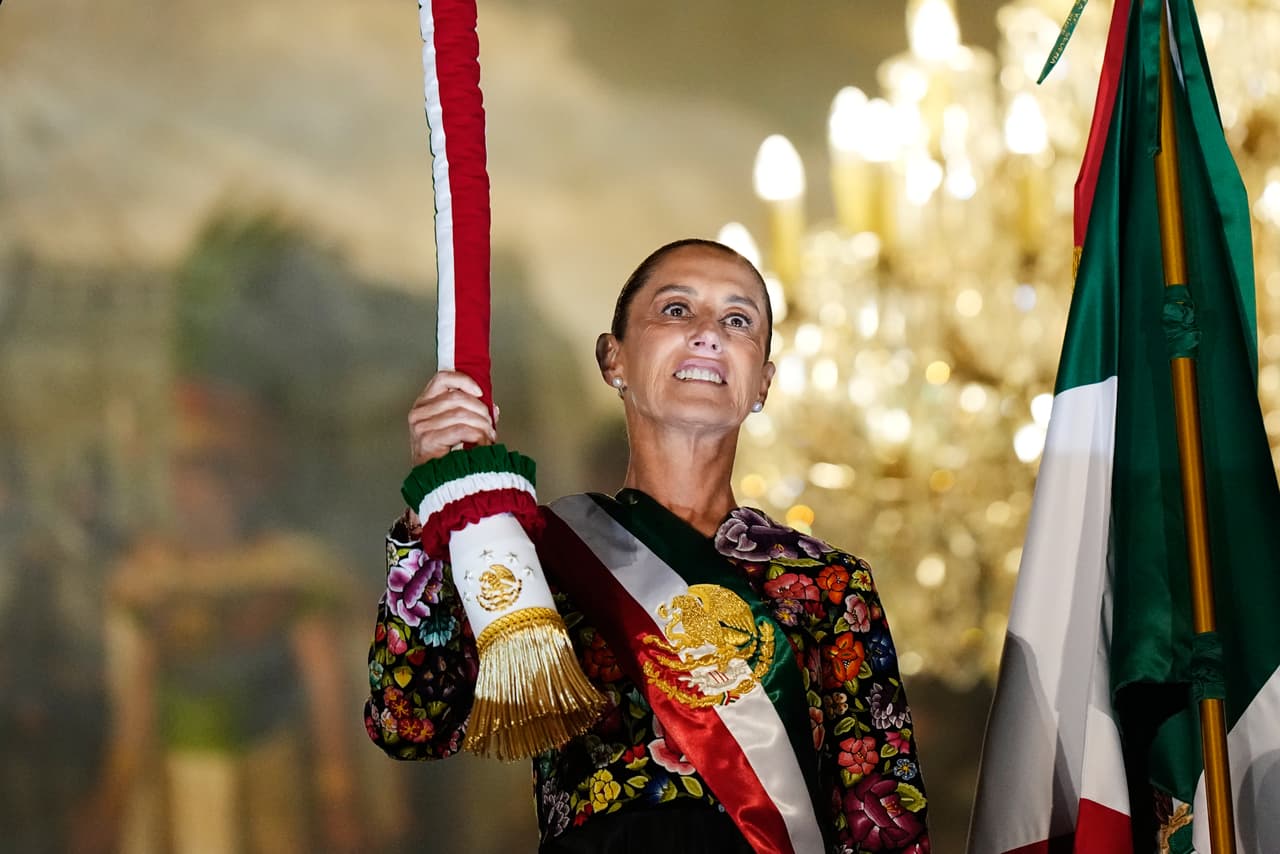 La presidenta Claudia Sheinbaum hace sonar la campana mientras pronuncia el tradicional Grito de Independencia desde el balcón del Palacio Nacional para dar inicio a las celebraciones del Día de la Independencia en el Zócalo, la plaza principal de la Ciudad de México, el martes 15 de septiembre de 2026.