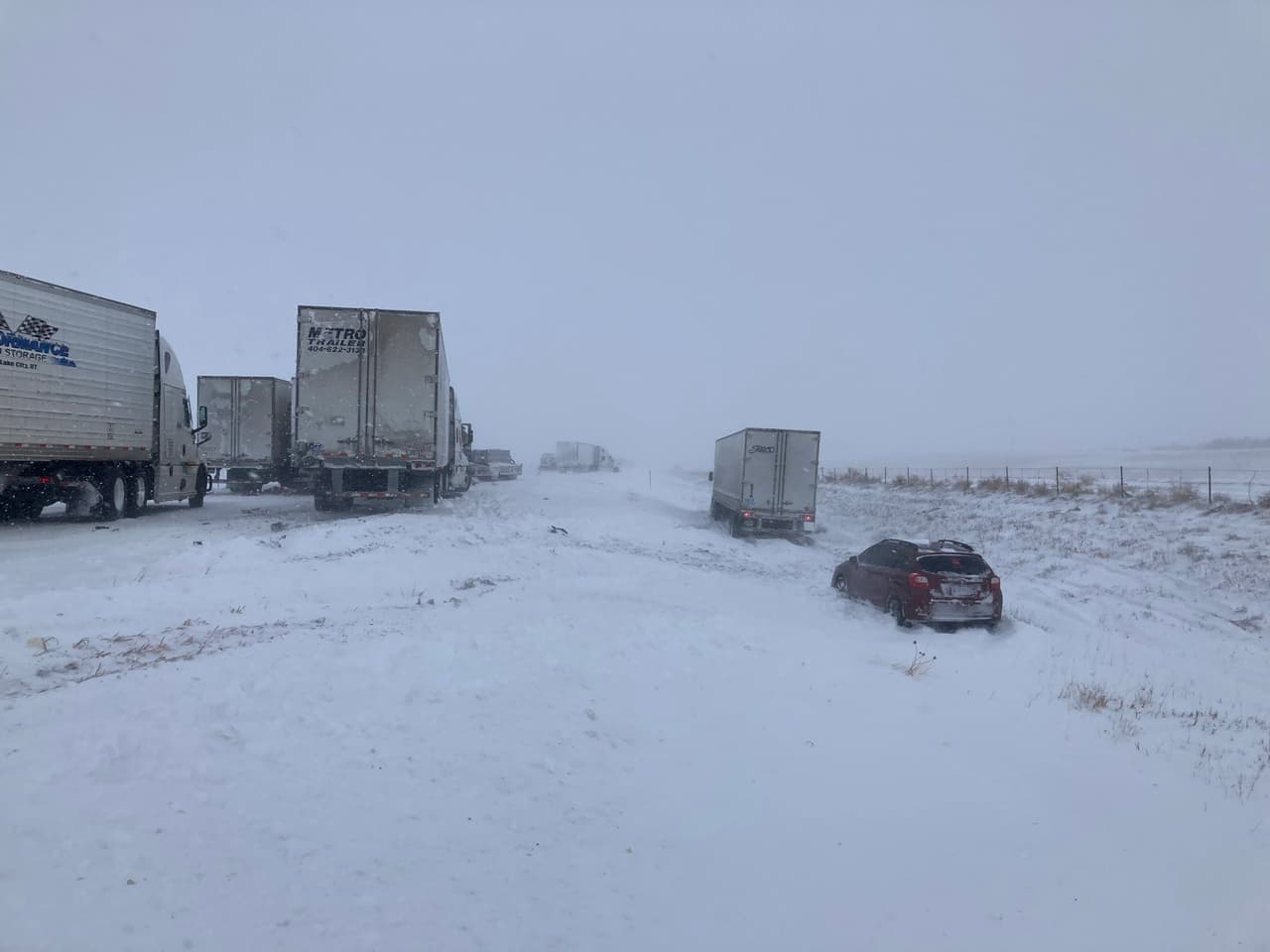 El Departamento de Transporte de Colorado dijo que los carriles estaban cerrados debido a las 
<b>condiciones de visibilidad casi nula</b>. El pronóstico del tiempo advierte sobre nuevas tormentas de nieve esta semana.