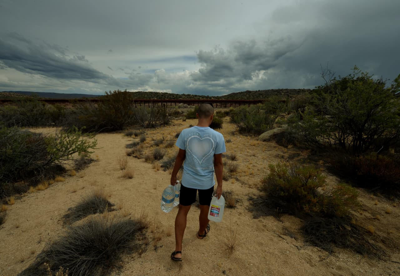 Este sábado Border Angels volvió a salir al desierto a colocar nuevos recipientes de agua para los migrantes.