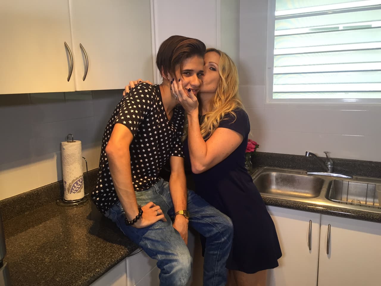 Nos colamos en la casa de Joshua and he let us in on a little secret: his mom is his number one fan.