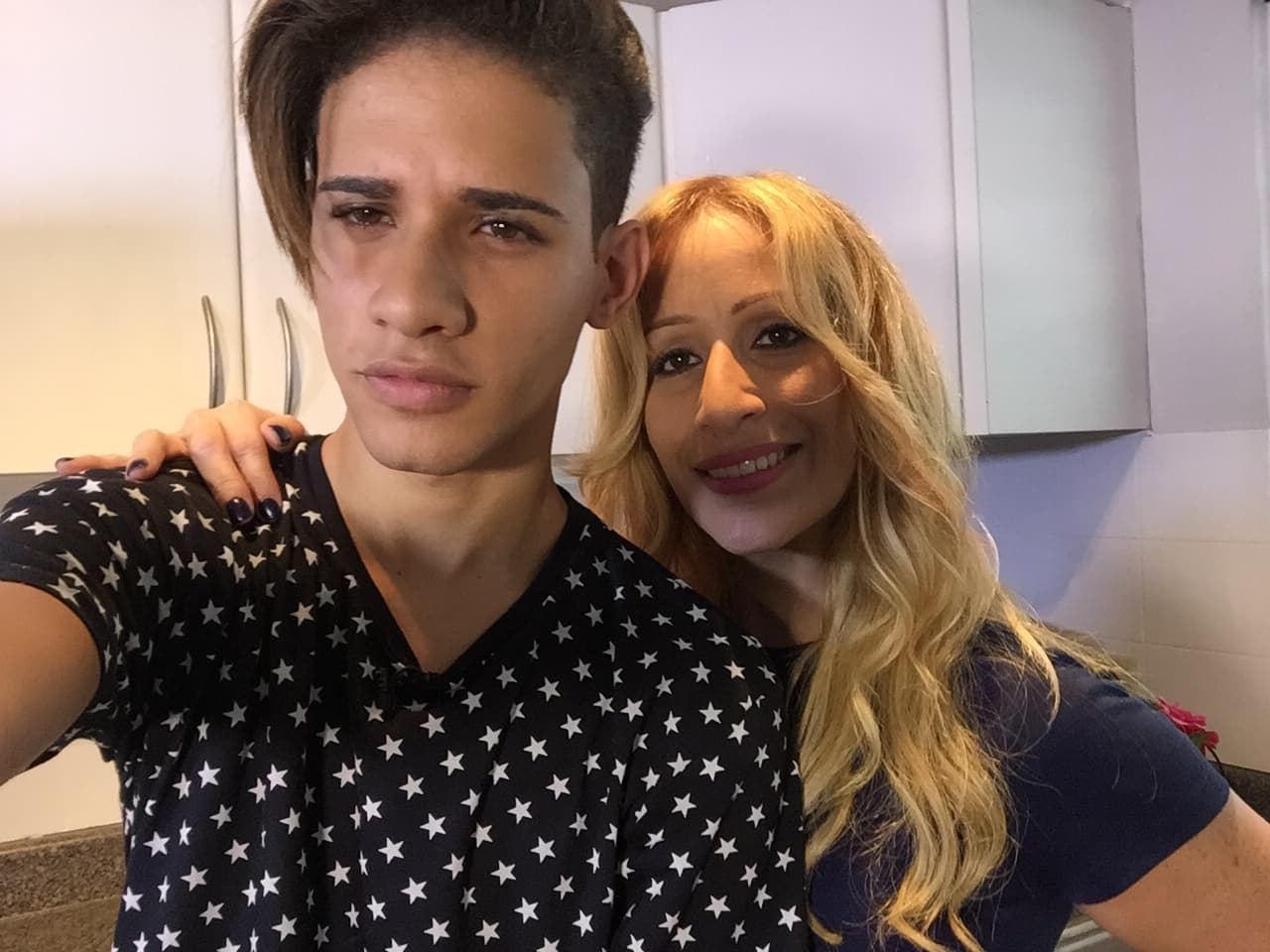 Nos colamos en la casa de Joshua and he let us in on a little secret: his mom is his number one fan.