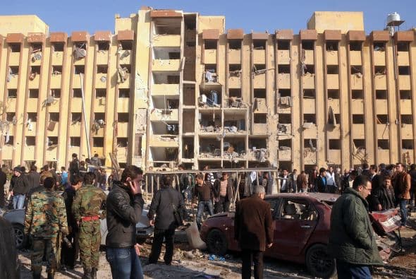 Asimismo, se produce un día después de que dos explosiones golpearon la Universidad de la norteña ciudad de Alepo, dejando un saldo de al menos 87 muertos y más de 160 heridos, ataques del que se acusaron mutuamente los rebeldes y las fuerzas gubernamentales.