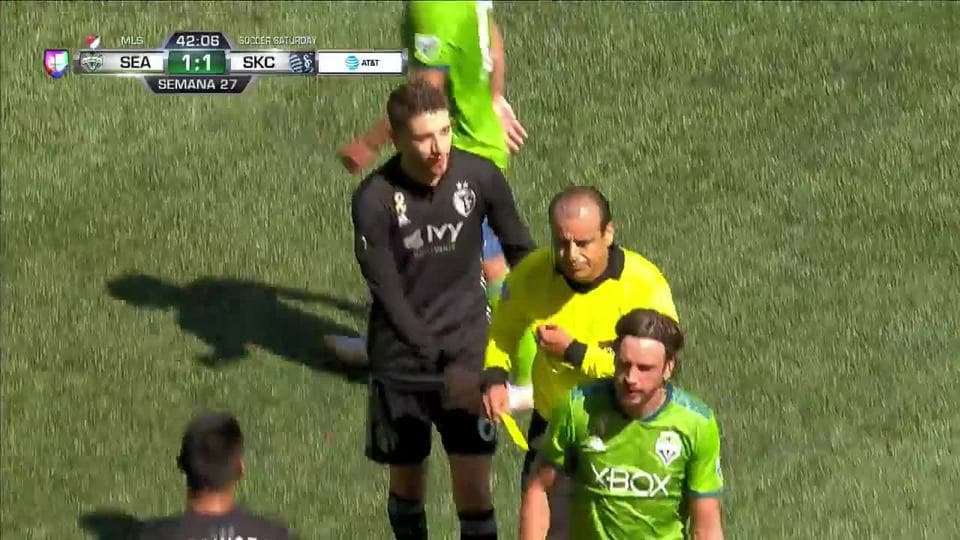 Tarjeta amarilla. El árbitro amonesta a Roger Espinoza de Sporting Kansas City