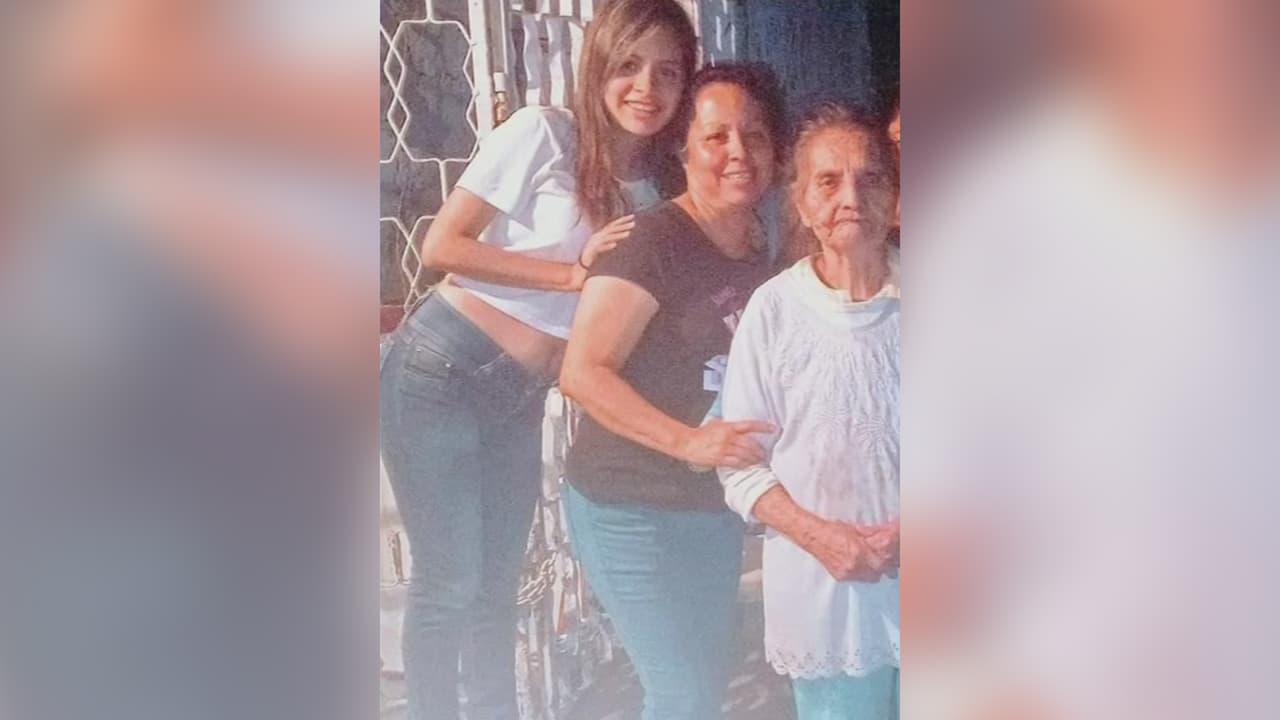 <b>Un hombre es acusado de asesinar a su abuela, tía y prima porque le pidieron que trabajara</b>
<br>
<br>El sujeto había llegado hace seis meses a vivir con ellas luego de estar en prisión. Al parecer todo comenzó cuando las mujeres de 84, 50 y 18 años le pidieron que trabajara para ayudar en los gastos de la casa. La tía del sujeto fue estrangulada y la abuela y prima murieron a cuchilladas.