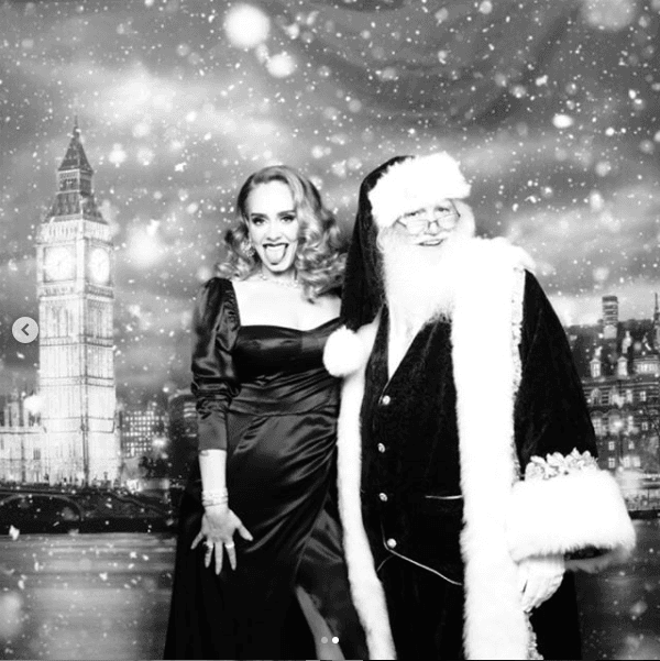 La navidad pasada,
<b> <a href="https://www.univision.com/famosos/todos-hablan-de-la-transformacion-de-adele-la-cantante-luce-casi-irreconocible-junto-al-grinch-fotos" target="_blank">los fans de Adele se declararon sorprendidos por la nueva imagen de la intérprete</a></b>, que publicó un par de fotografías en su cuenta de Instagram, una junto al Grinch y otra con Santa Claus.