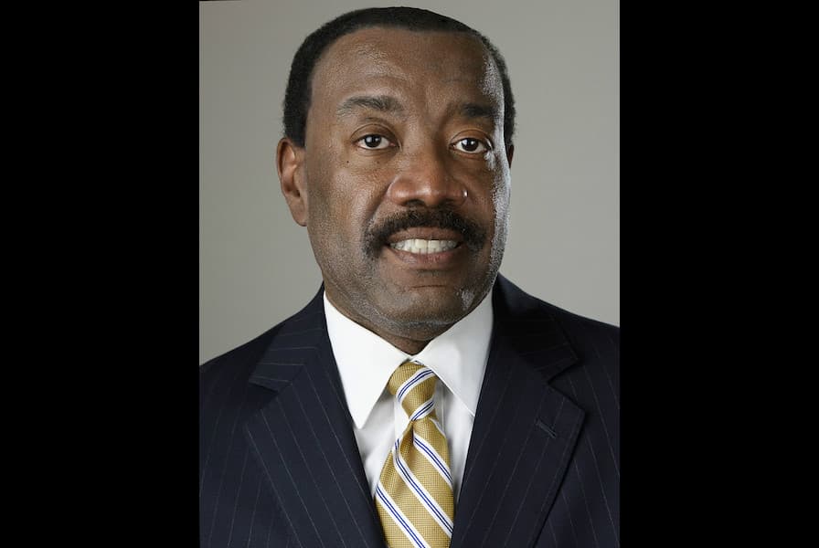 Renuncia Doyle Beneby, CEO de CPS Energy