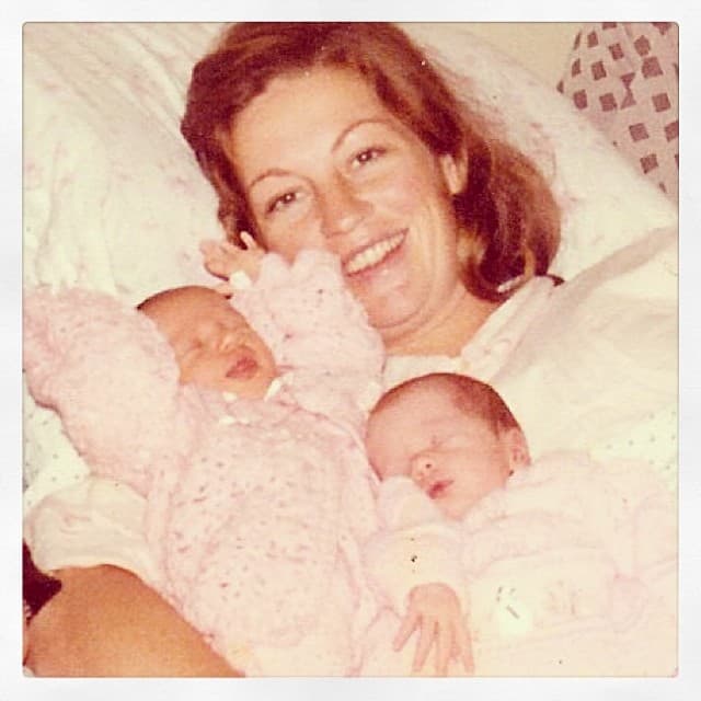 Por si no lo sabías, Gisele tiene una hermana gemela llamada Patricia. En esta foto las gemelitas con su mamá a unos días de nacidas.