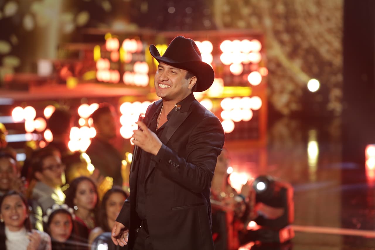 El cantante mexicano trajo la alegría y puso a bailar a las finalistas con su nuevo éxito ‘Cariñito’, y luego regresó para dedicarles una bella serenata a las finalistas.